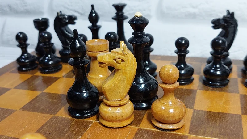 Beautiful authentic classic soviet wooden medium chess set, russian usa, vintage 1950.