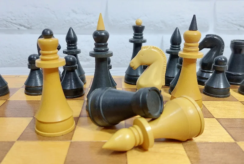 Chess set made of durable plastic, in very good condition, 1980s. A great gift for men, chess lovers and collectors!