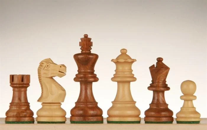 English Staunton Chessmen - Weighted & Handpolished Wood - 2 1/2"