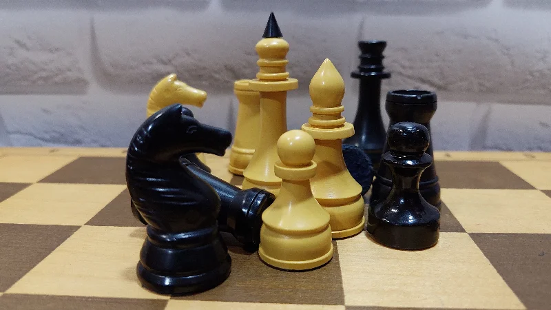 Soviet chess set made of durable plastic, in good condition, 1970s.