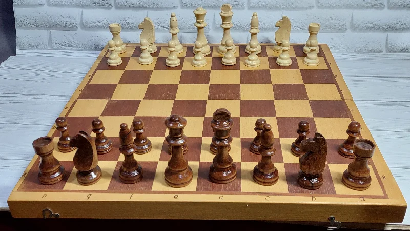 Wooden chess set from the 90s in very good condition. Large chess pieces. A great gift for men, chess lovers and collectors!